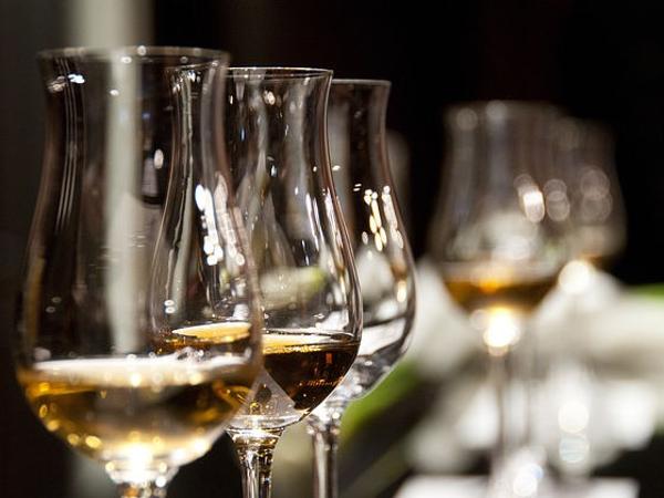 Weingläser Reihe befüllt