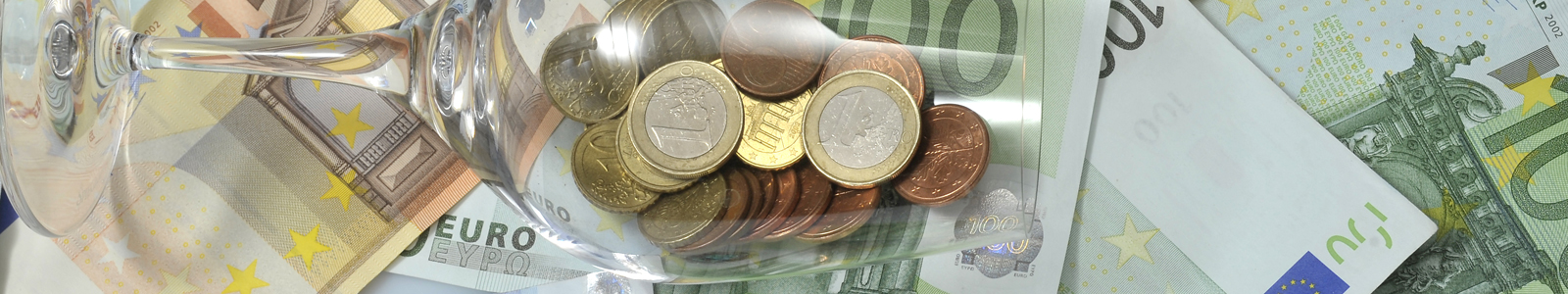 Euroscheine und Münzen im Weinglas ©Feuerbach
